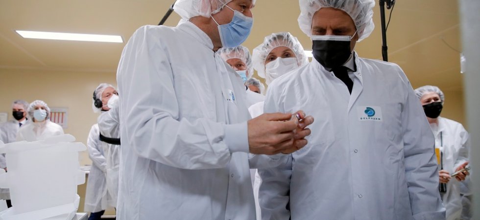 Covid-19 : "le vaccin AstraZeneca est recommandé", affirme Emmanuel Macron