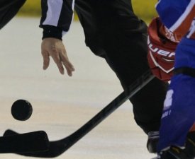 Hockey sur glace : Quand un commentateur de la NHL se fait frôler par un palet