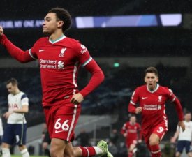 Liverpool : Alexander-Arnold rempile