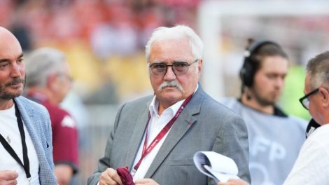Metz : Serin descend dans le vestiaire, ...