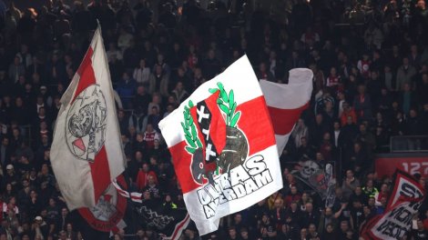 Ajax: Cuando los ultras bloquean la autopista frente al autobús de los jugadores