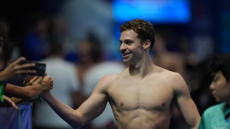 Perseguido por colegialas, le pidieron matrimonio… La vida diaria de León Marchand.