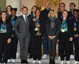 Championnats du monde (F) : Les Bleues félicitées par Macron à l'Elysée après leur titre 