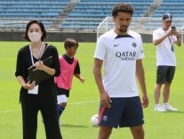 Le capitaine observe Le capitaine observe