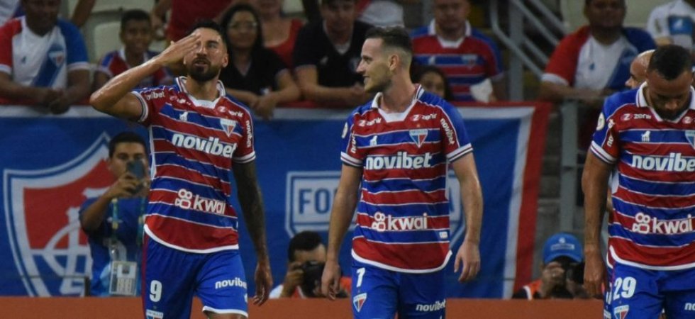 Brésil : Les joueurs de Fortaleza entrent sur le terrain avec des chiens