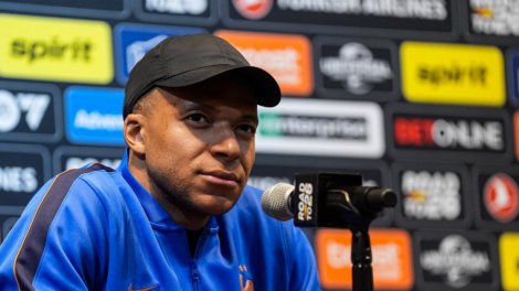 Βραζιλία-Γαλλία: Ο Μπαπέ, που θα ξεκινήσει, αρνείται ότι εξετάστηκε σε λάθος γόνατο