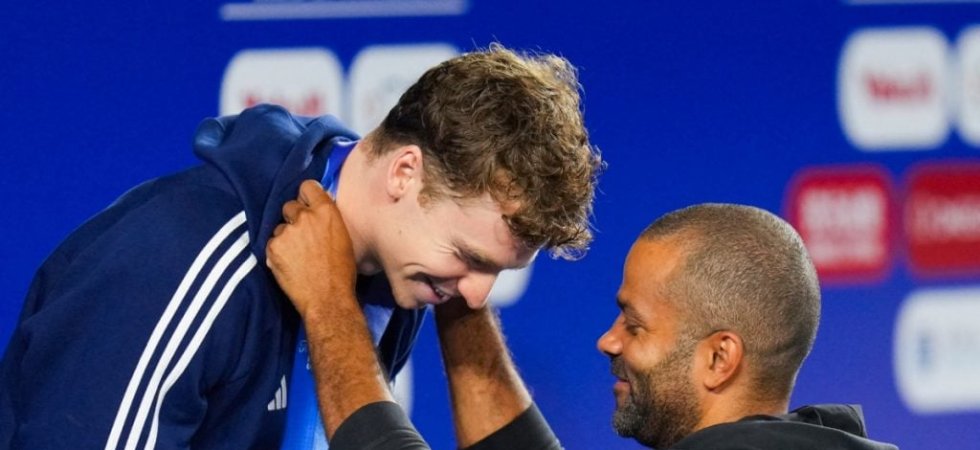 Natation - Mondiaux (H) : Quand Marchand reçoit sa médaille des mains de Parker