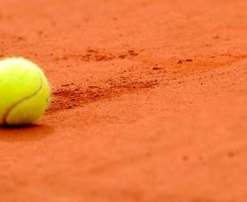 Un tournoi de tennis joué sur une plage à marée basse
