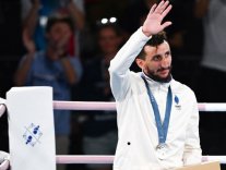 Sofiane Oumiha : médaille d'argent en boxe Sofiane Oumiha : médaille d'argent en boxe