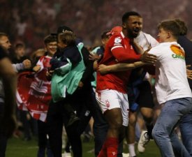 Le capitaine de Sheffield agressé par un supporter de Nottingham lors de l'envahissement du terrain