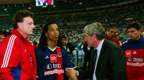 Όταν ο Ροναλντίνιο πληρώνει τον Λουίς Φερνάντεθ, τον πρώην προπονητή του στην PSG