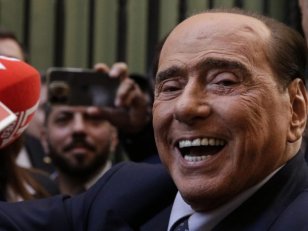 Italie : Berlusconi promet "un car plein de prostituées" à ses joueurs !