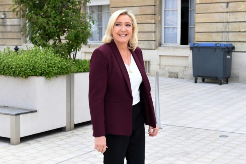 Marine Le Pen élue par acclamation présidente du groupe RN à l'Assemblée Marine Le Pen élue par acclamation présidente du groupe RN à l'Assemblée