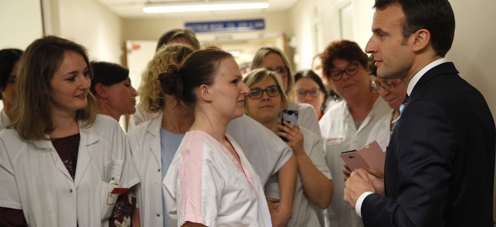 VIDÉO. "Moi, je ne vous serrerai pas la main" : échanges tendus entre Emmanuel Macron et des infirmières