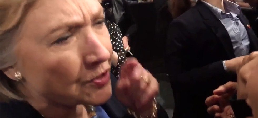 Une militante fait sortir Hillary Clinton de ses gonds