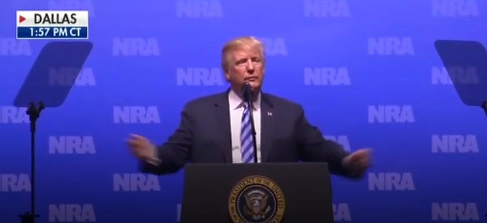 Trump mime les terroristes du 13 novembre à Paris