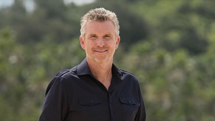 Denis Brogniart présente