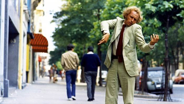 Le grand blond avec une chaussure noire