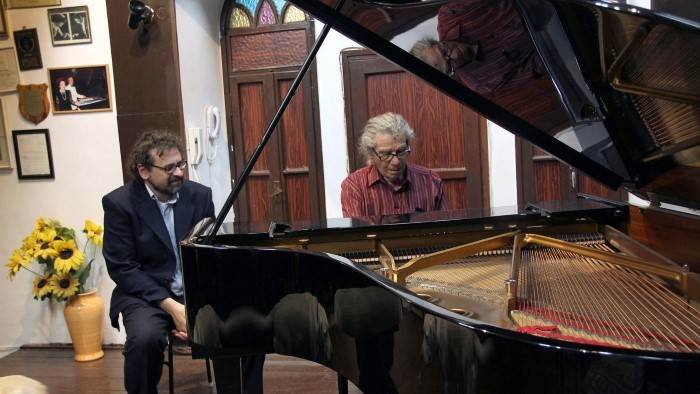 Le maestro, à la recherche de la musique des camps
