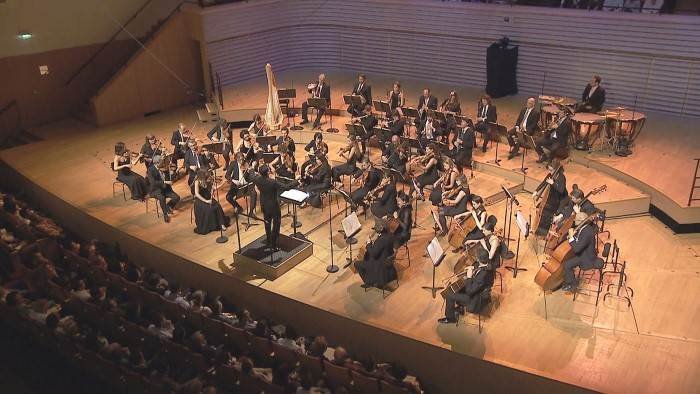 Lionel Bringuier dirige l'Alma Chamber Orchestra