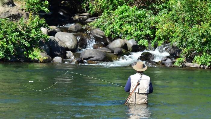 Un guide de pêche à la mouche