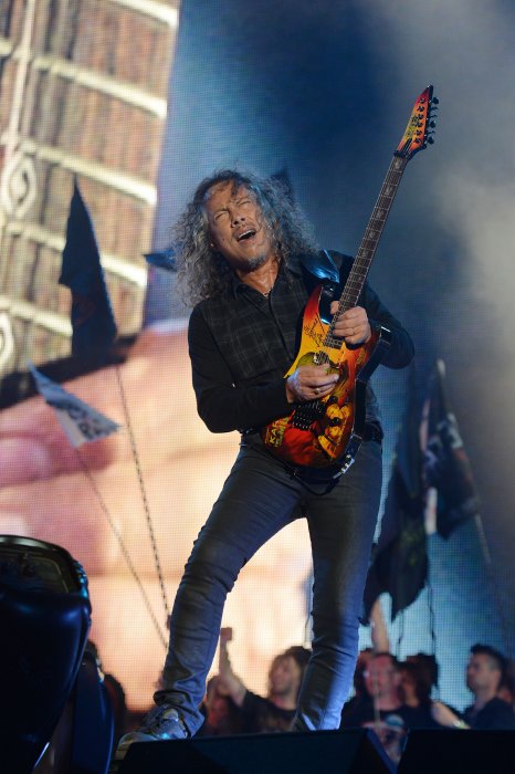 Kirk Hammett joue de la guitare d'une main de fer Kirk Hammett joue de la guitare d'une main de fer