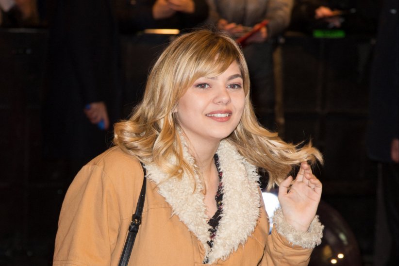 Elle aime aussi parler avec ses mains Elle aime aussi parler avec ses mains
