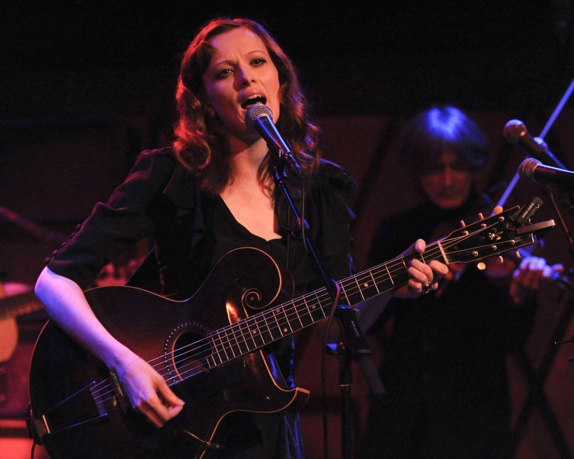 Karen Elson met le feu aux podiums comme à la scène Karen Elson met le feu aux podiums comme à la scène