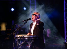 Gilbert Montagné et Didier Barbelivien font chanter le personnel soignant