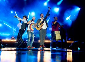 Tryo propose une version révisitée du titre Serre moi avec Yannick Noah