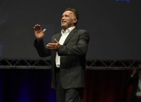 Arnold Schwarzenegger s'essaye au rap avec la chanson Pump it up