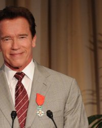 Arnold Schwarzenegger offre un beau cadeau de Noël à des vétérans sans-abris