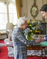 Elizabeth II fait sa rentrée : guérie du Covid, elle a reçu Justin Trudeau