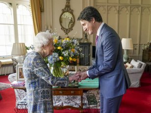 Elizabeth II fait sa rentrée : guérie du Covid, elle a reçu Justin Trudeau