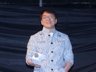 Jackie Chan fait ses premiers pas dans la mode