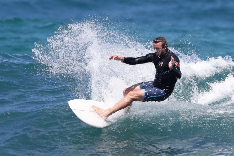 Simon Baker surfe sur la vague