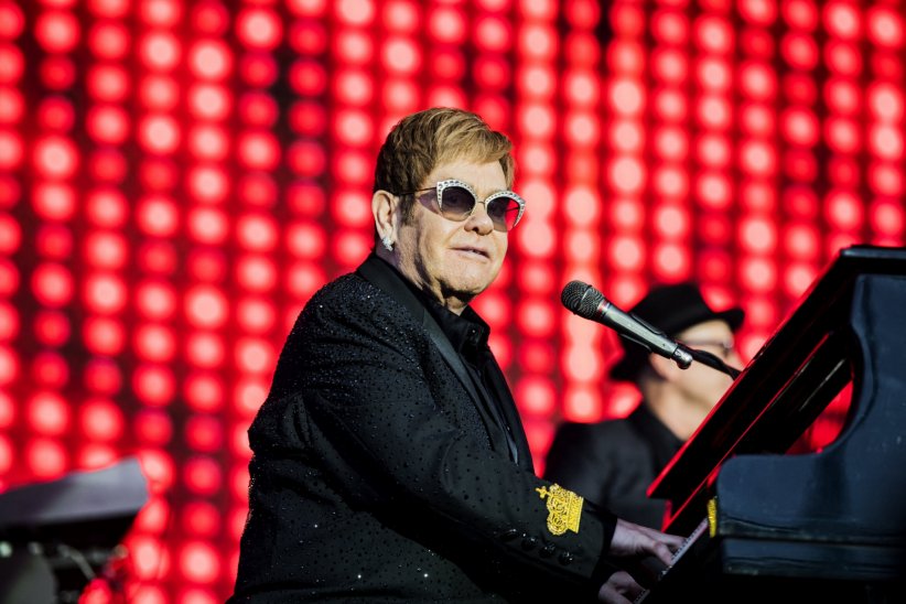 Elton John a frôlé la mort à cause de ses addictions