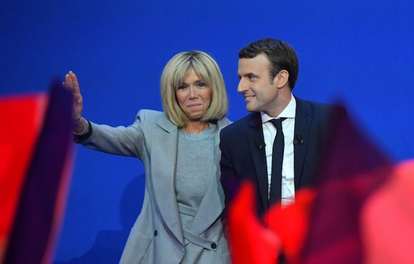 Brigitte Macron et le baiser de la victoire