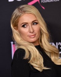 Paris Hilton lance sa ligne de survêtements : "J'en porte depuis toujours"