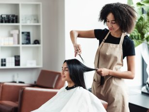 Coiffeur VS coiffeur-visagiste : quelles différences ?