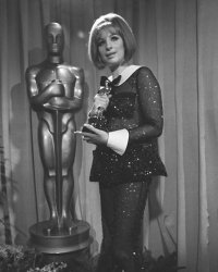 Barbra Streisand aux Oscars : l'histoire derrière sa tenue de légende