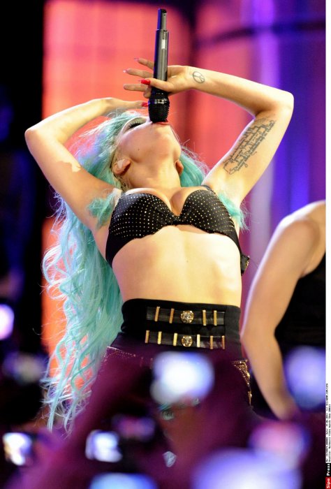 Lady Gaga : des poils assortis à sa perruque