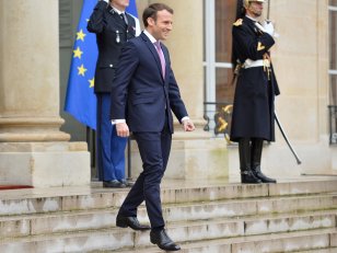 Macron et ses proches : pourquoi adoptent-ils tous la cravate violette ?