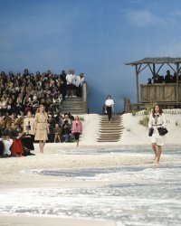 Karl Lagerfeld transforme le Grand Palais en plage géante