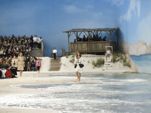 Karl Lagerfeld transforme le Grand Palais en plage géante