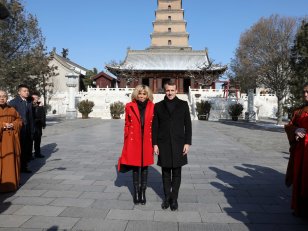 Brigitte Macron, parée de rouge, rend hommage à la Chine