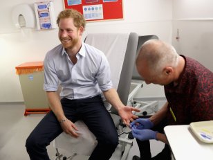 Le prince Harry fait un test de dépistage du VIH en live