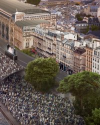 Fashion Week de Paris : L'Oréal organise un défilé géant sur la Seine