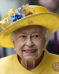 Elizabeth II : le coût vertigineux de sa collection de sacs dévoilé