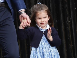 Pourquoi la princesse Charlotte ne porte que des robes bleues ?